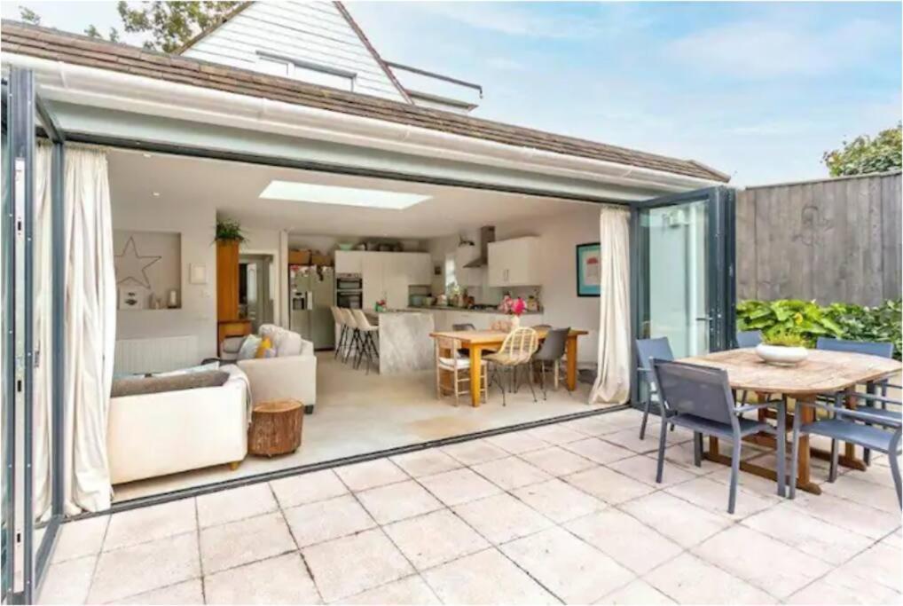 Beautiful 4 Double Bedroom House In Poole With Hot Tub, Near Sandbanks Extérieur photo