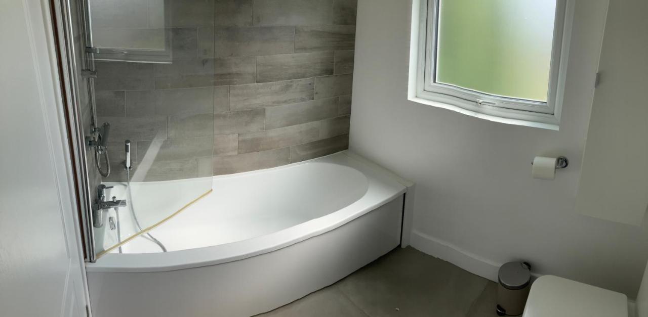 Beautiful 4 Double Bedroom House In Poole With Hot Tub, Near Sandbanks Extérieur photo