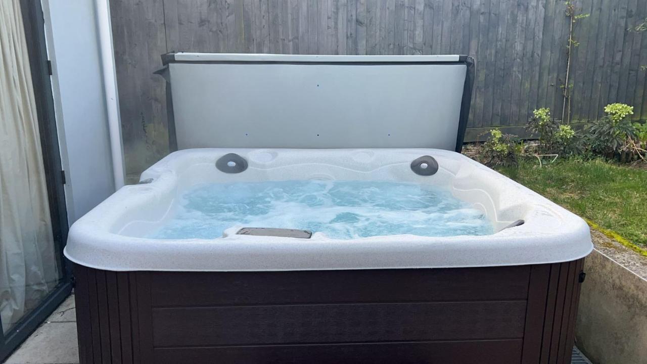 Beautiful 4 Double Bedroom House In Poole With Hot Tub, Near Sandbanks Extérieur photo